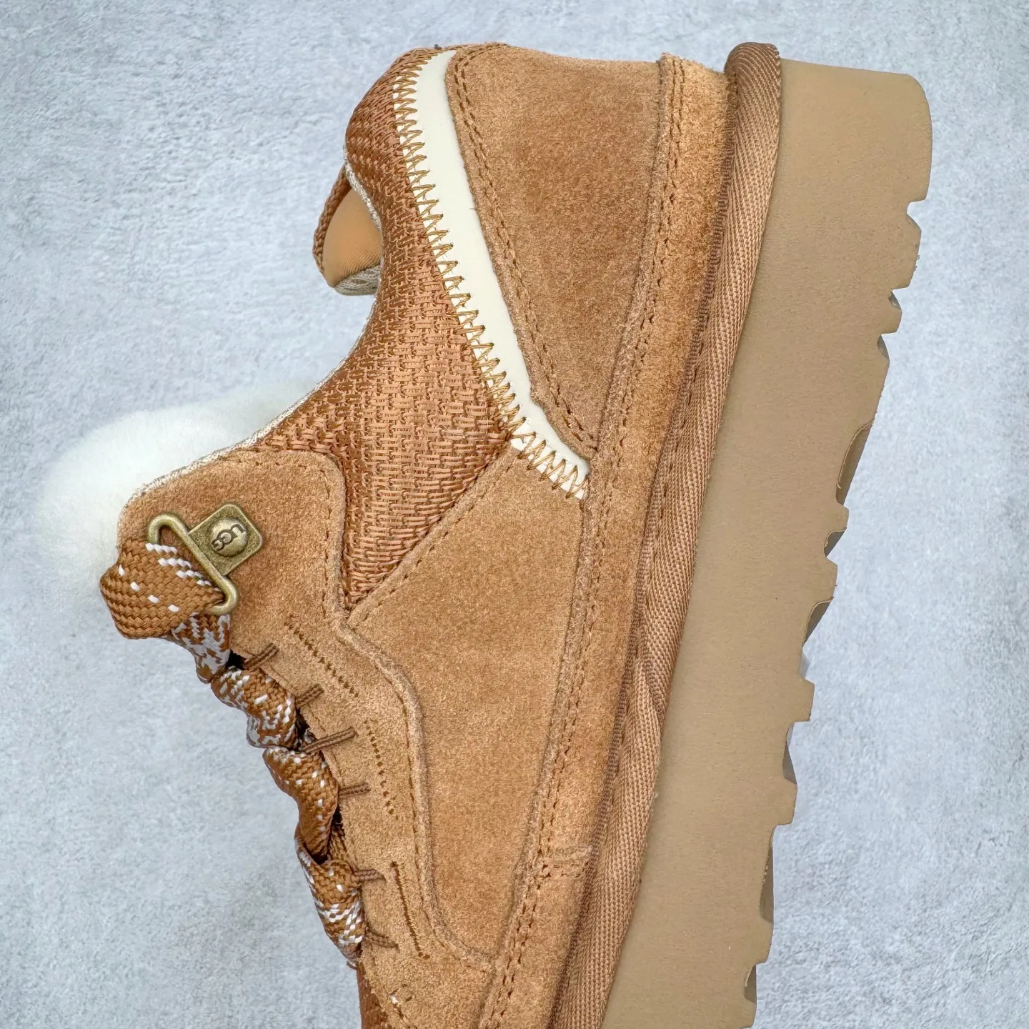 Pick up locally 💰600 UGG 4032 Meyer autumn and winter sheepskin and fur integrated snow boots. All shoes are made from the same factory as ZP. Longfeng A-grade Australian imported sheepskin and fur integrated men's and women's boots. Brand OEM production line. Fully follow the ZP process. OEM original pattern maker. Adhering to the principle of no original shoes and no development selection. Pay attention to every detail. The most authentic version on the market TREADLITE "Light Wing" technology outsole. Lightweight/durable/flexible/pile size: 35 36 37 38 39 40 41 42 43 44 45 Coding: by3936010